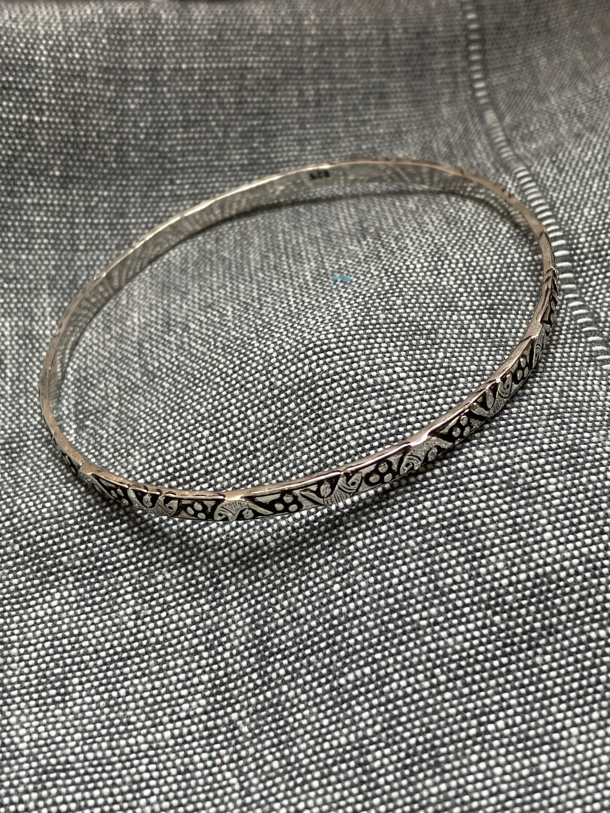 Narrow Fish Patterned Bangle