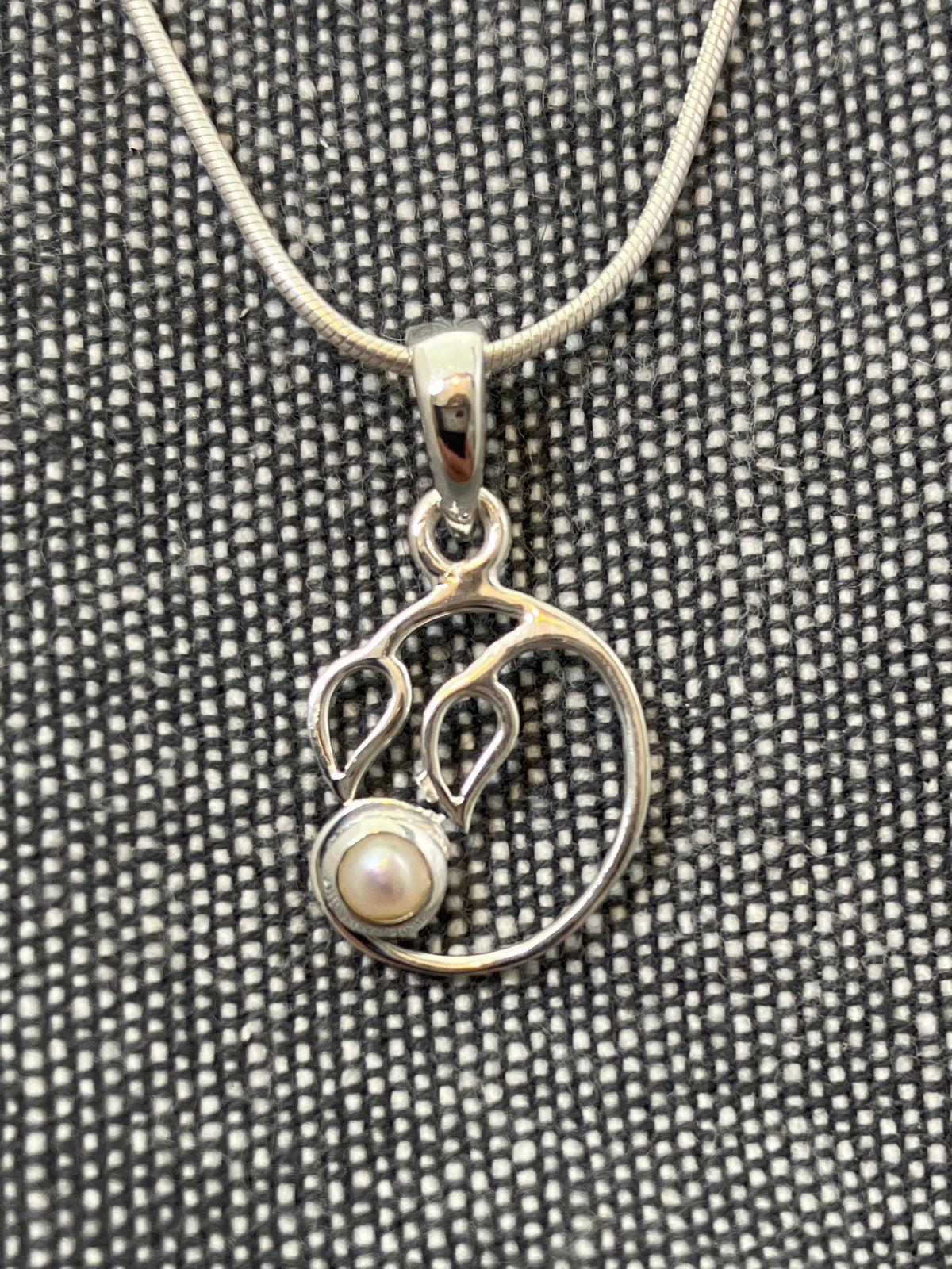 Pearl Little Leafy Pendant